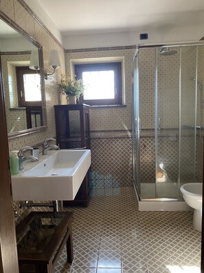 Combined shower/tub, hair dryer, bidet, towels - Dimora del Conicchio - Capalbio - with swimming pool and tennis court (Capalbio (Grosseto) Toscana, Italia)