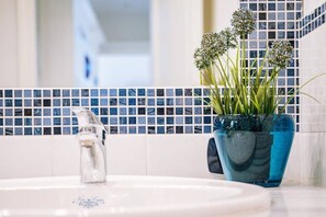 Douche, sèche-cheveux, bidet, serviettes fournies