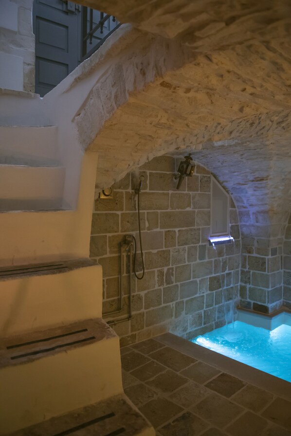 من حمّامات السباحة المغطاة، حمّام سباحة مُدفَّأ