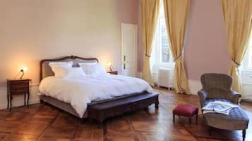 10 slaapkamers, een strijkplank/strijkijzer, gratis wifi, beddengoed