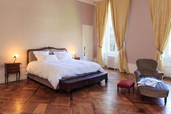 10 bedrooms, iron/ironing board, free WiFi, bed sheets