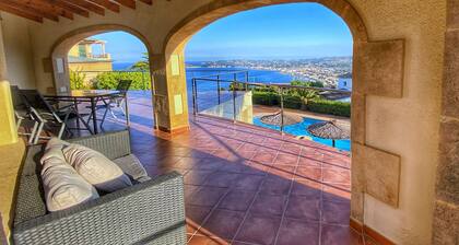 Grande villa luxueuse pour 6 avec fenĂȘtres panoramiques et vue sur mer