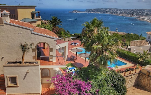 Large luxury villa with spectacular seeview, for 8 persons.