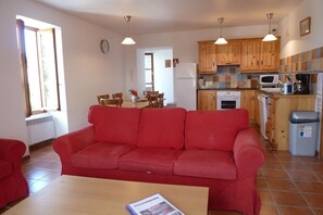 Fernseher, Videospiele, DVD-Player, Bücher