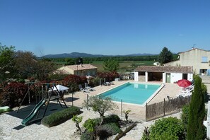 Outdoor pool - 1st Floor apartment in19th century village house - shared pool , WiFi & Sat TV (Canaules-Et-Argentières)