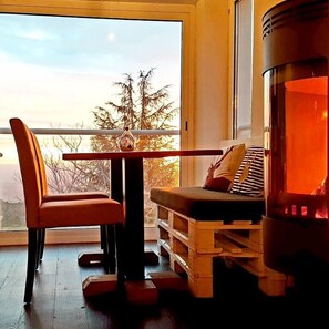 Lều Deluxe, 2 phòng ngủ, quang cảnh núi | Khu vực ăn uống tại phòng