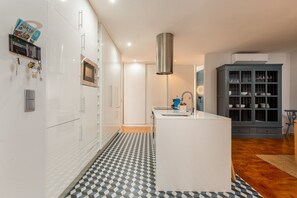 Kjøleskap, mikrobølgeovn, ovn og oppvaskmaskin