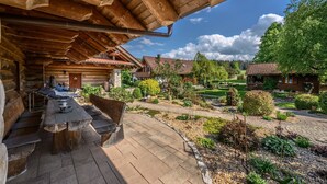 Une cabane en bois avec un coin repas et une vue sur le jardin.