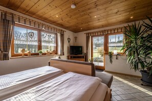 1 bedroom, travel cot, bed sheets, wheelchair access