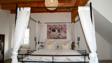 4 bedrooms, desk, iron/ironing board, free WiFi