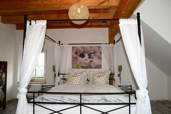 4 bedrooms, desk, iron/ironing board, free WiFi