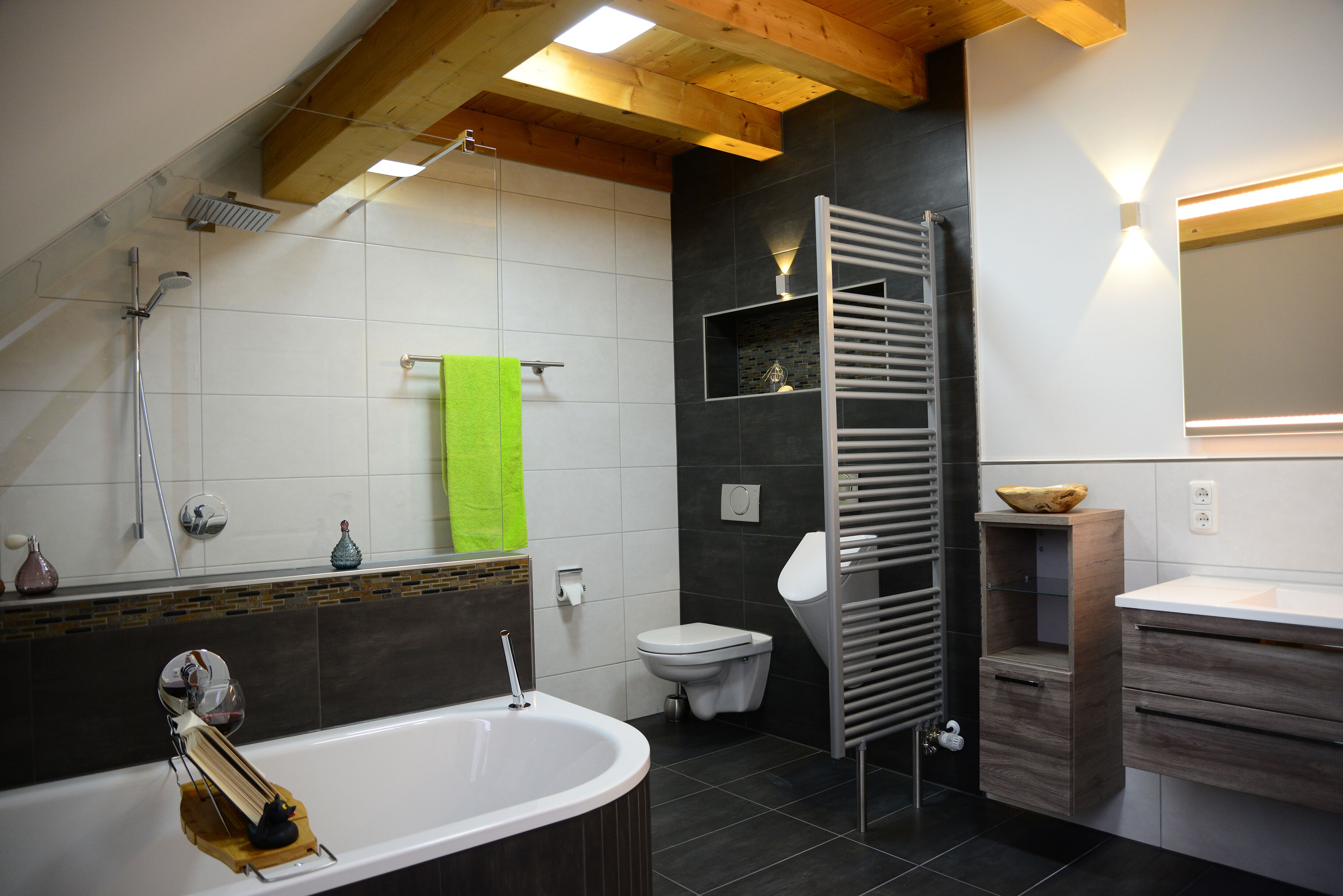 Badewanne, Haartrockner, Handtücher, Seife