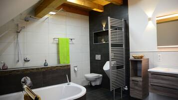 Badewanne, Haartrockner, Handtücher, Seife