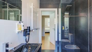 Chuveiro, secador de cabelo, toalhas de banho