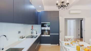 Een koelkast, een magnetron, een oven, een vaatwasser