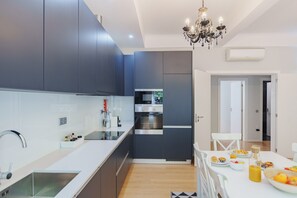 Kühlschrank, Mikrowelle, Ofen, Geschirrspüler