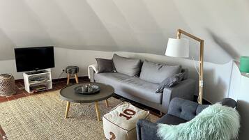 Tv, eldstad och en stereo