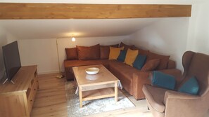 Smart TV, DVD player, books, stereo