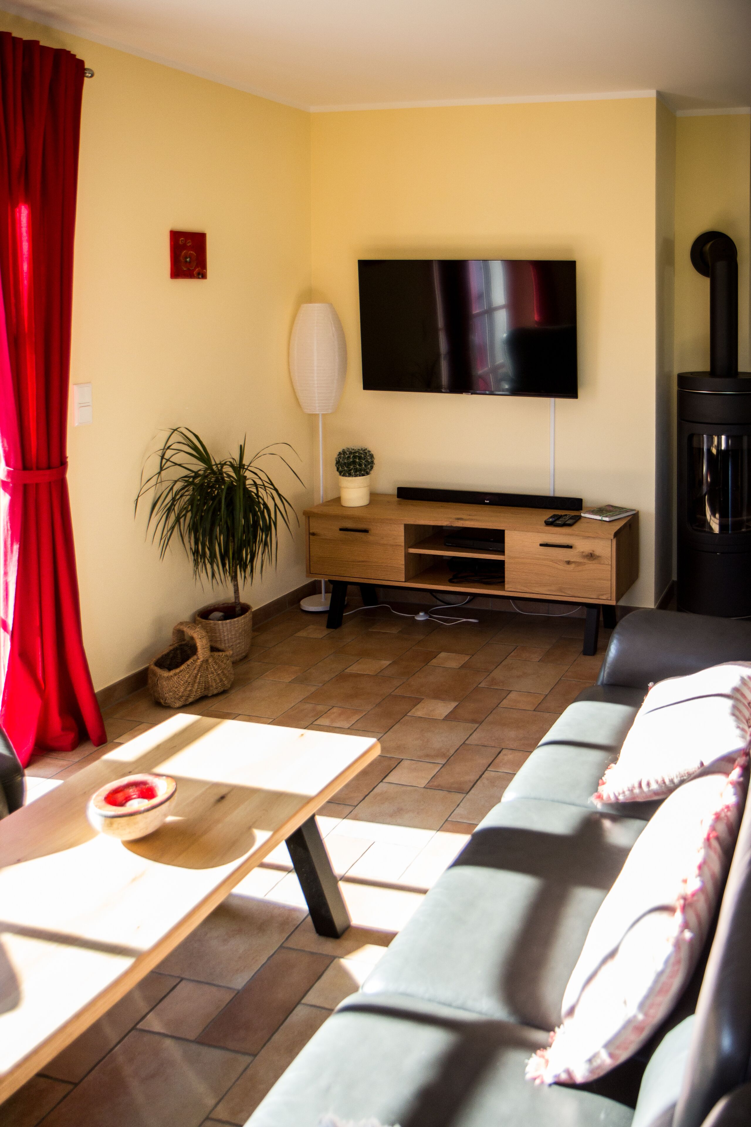 Smart-TV, Kamin, DVD-Player, Bücher