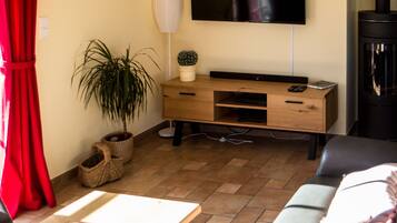 Smart-TV, Kamin, DVD-Player, Bücher