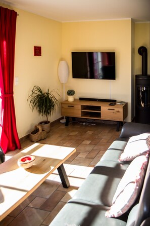 Smart-TV, Kamin, DVD-Player, Bücher