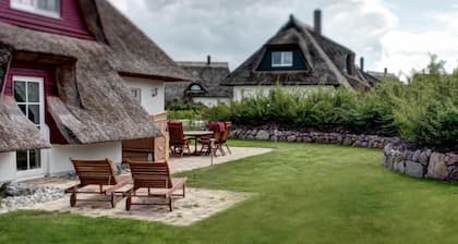 Enchanting thatched house idyllically situated on the Achterwasser, child-friendly