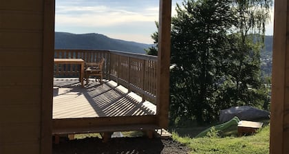 Chalet-panoraamanäkymä järvelle, hiljainen ja valoisa
