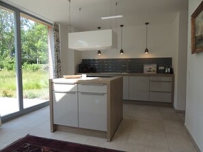 Jääkaappi, uuni, liesi, astianpesukone