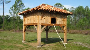 A wooden birdhouse with a tiled roof and a ladder. - In the heart of the Landes forest, traditional half-timbered gîte, 4pers. (Argelouse)