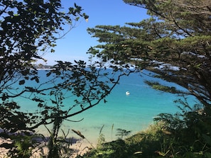 Nära stranden och solstolar