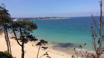 Plage à proximité, chaises longues