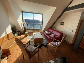 Televisie, een tafeltennistafel, boeken en een stereo