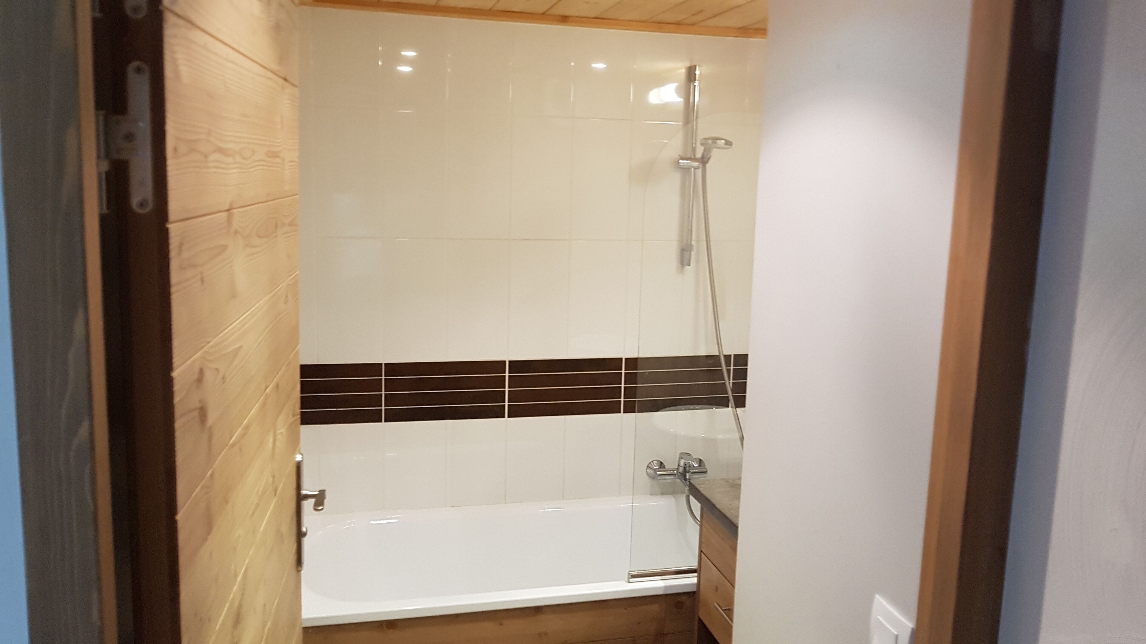 Ensemble douche/baignoire, sèche-cheveux