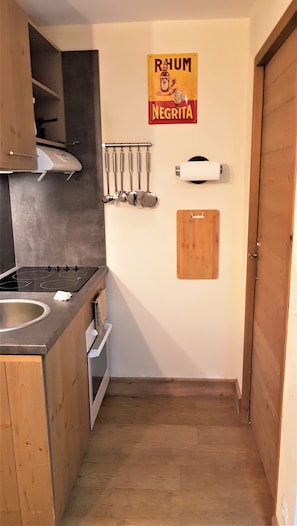 Réfrigérateur, four à micro-ondes, un four, surface de cuisson