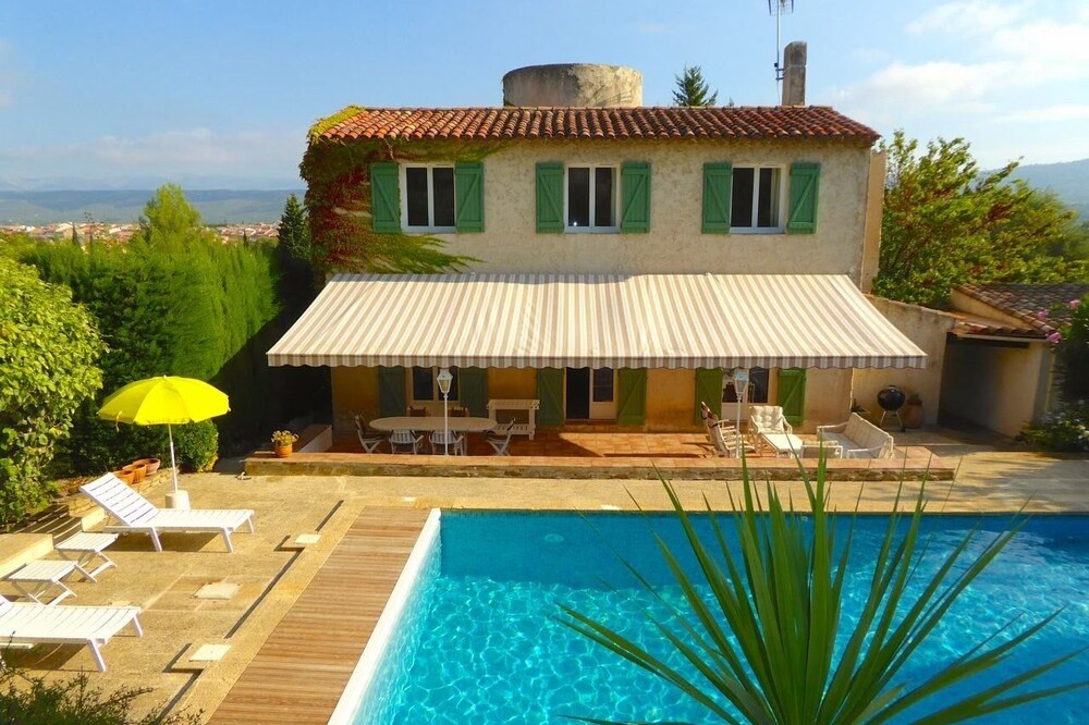 Villa with pool for 8 to 10 near the sea