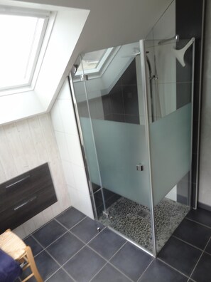 Een douche, een haardroger, toiletpapier