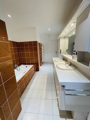Combined shower/bathtub, hair dryer, bidet, towels