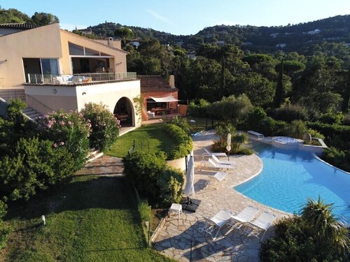 Superb villa in Cap Benat domain, sea view, pool and close to private beaches.