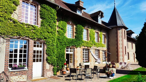 A historic building with ivy-covered walls, a brick facade, and a traditional roof. - CHARMING RESIDENCE with swimming pool and indoor spa (Conches-en-Ouche)