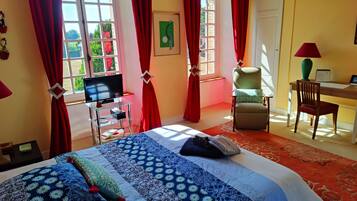 7 bedrooms, desk, iron/ironing board, travel crib