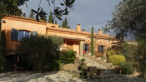A traditional Mediterranean-style villa with stone walls, a tiled roof, and a courtyard with a stone bench and potted plants. - An independent apartment in a pretty property in the countryside ... (CORNILLON CONFOUX)