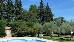 A swimming pool with clear blue water, surrounded by lush greenery and trees. - An independent apartment in a pretty property in the countryside ... (CORNILLON CONFOUX)