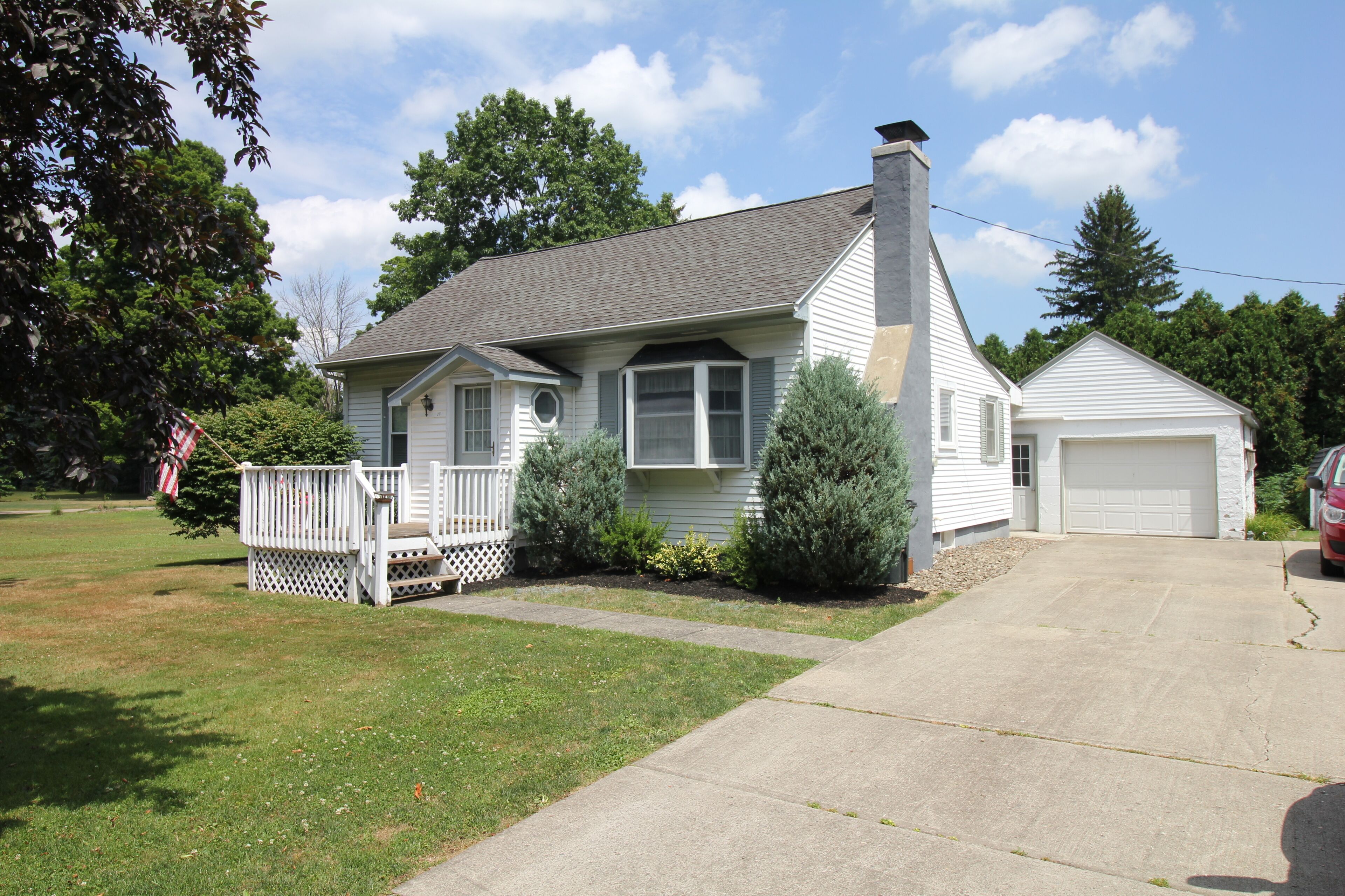 Perfect, Heart of Village, Private, Large Lot, 2- Blocks from almost everything