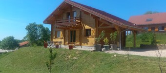 Aito mökki järvialueen sydämessä ja lähellä hiihtokeskuksia