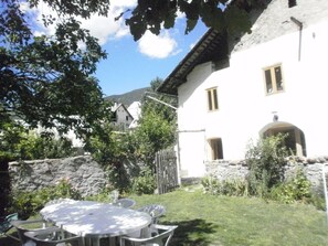 Outdoor dining - Serre Chevalier Apartment in a house Country, nice amenities. (Saint-Chaffrey)