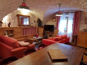 TV, DVD player, books - Serre Chevalier Apartment in a house Country, nice amenities. (Saint-Chaffrey)