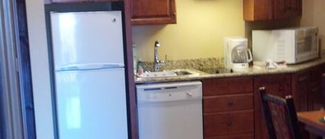 Großer Kühlschrank, Mikrowelle, Ofen, Herdplatte