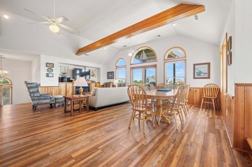 Crazy4Shore: Dog-friendly, Large Private Pool, Hot Tub, 1500 Ft to Beach Access