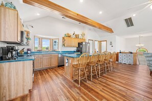 Jääkaappi, mikroaaltouuni, uuni, liesi