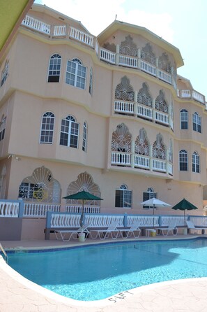 Una piscina al aire libre, una piscina climatizada